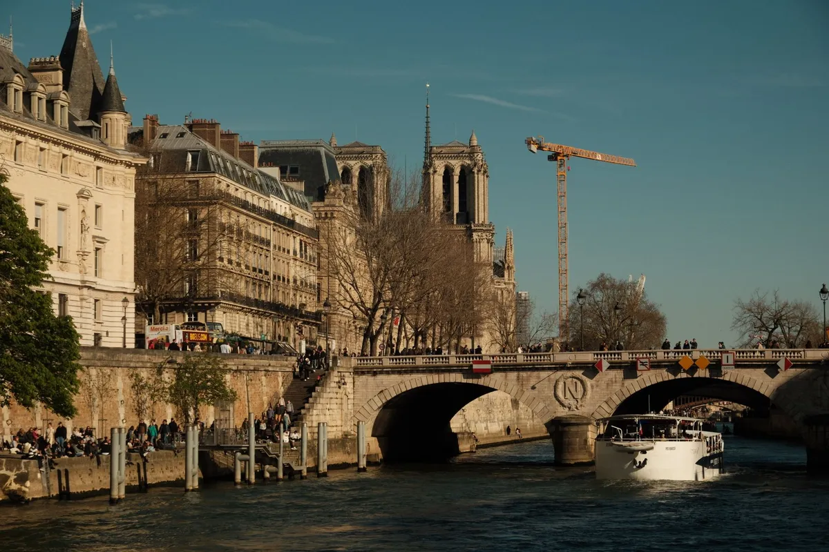 Notre-Dame e rio Sena em Paris