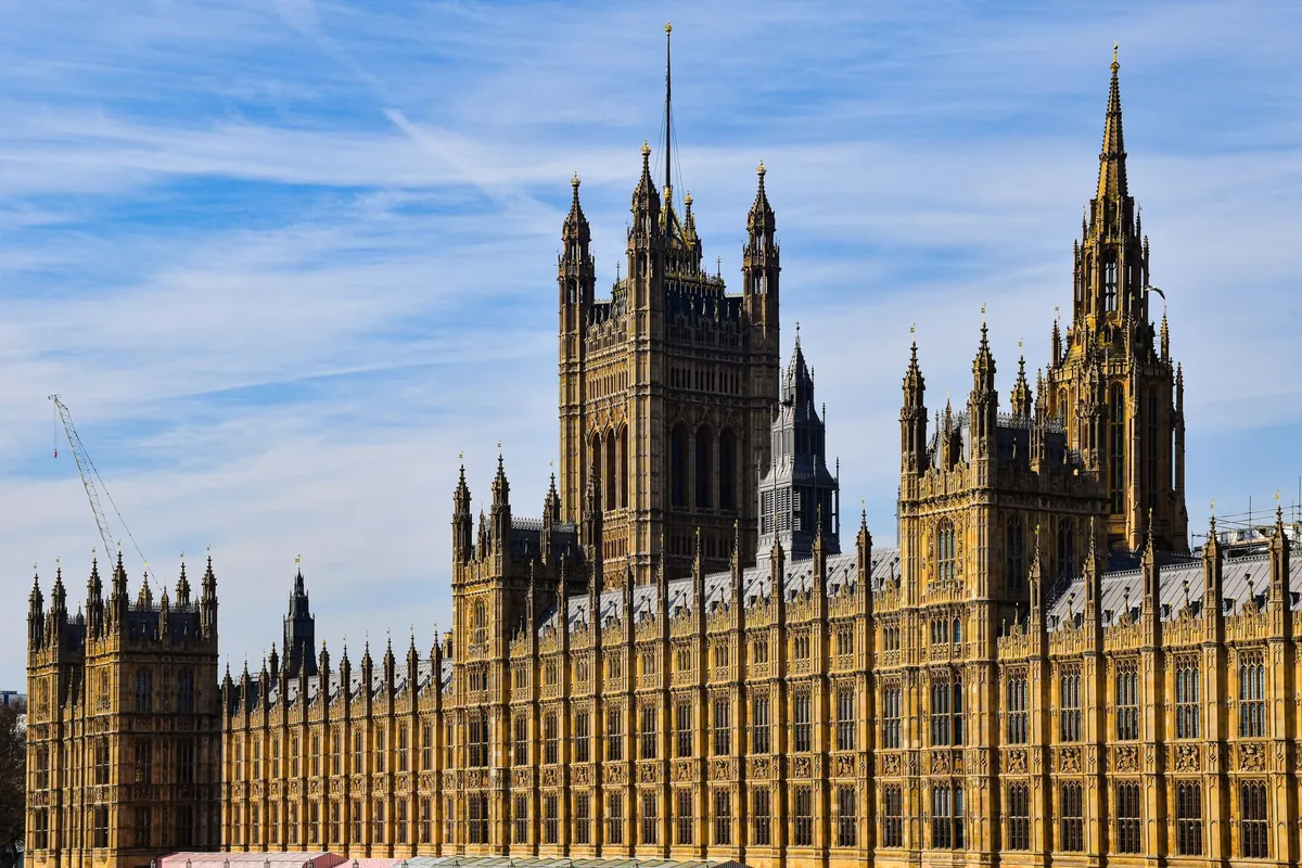 Palácio de Westminster às margens do Tâmisa em Londres