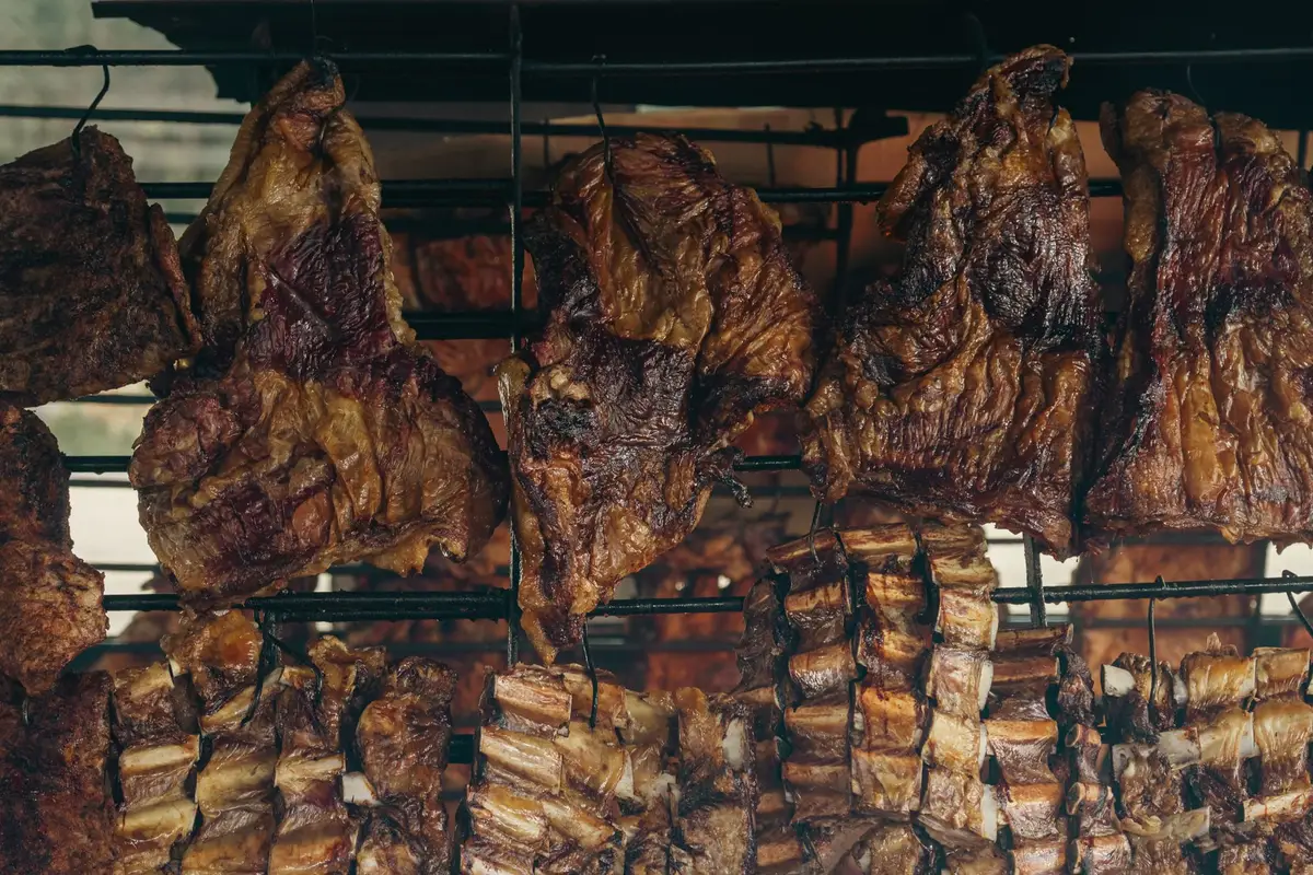 Carne assando na parrilla em Buenos Aires