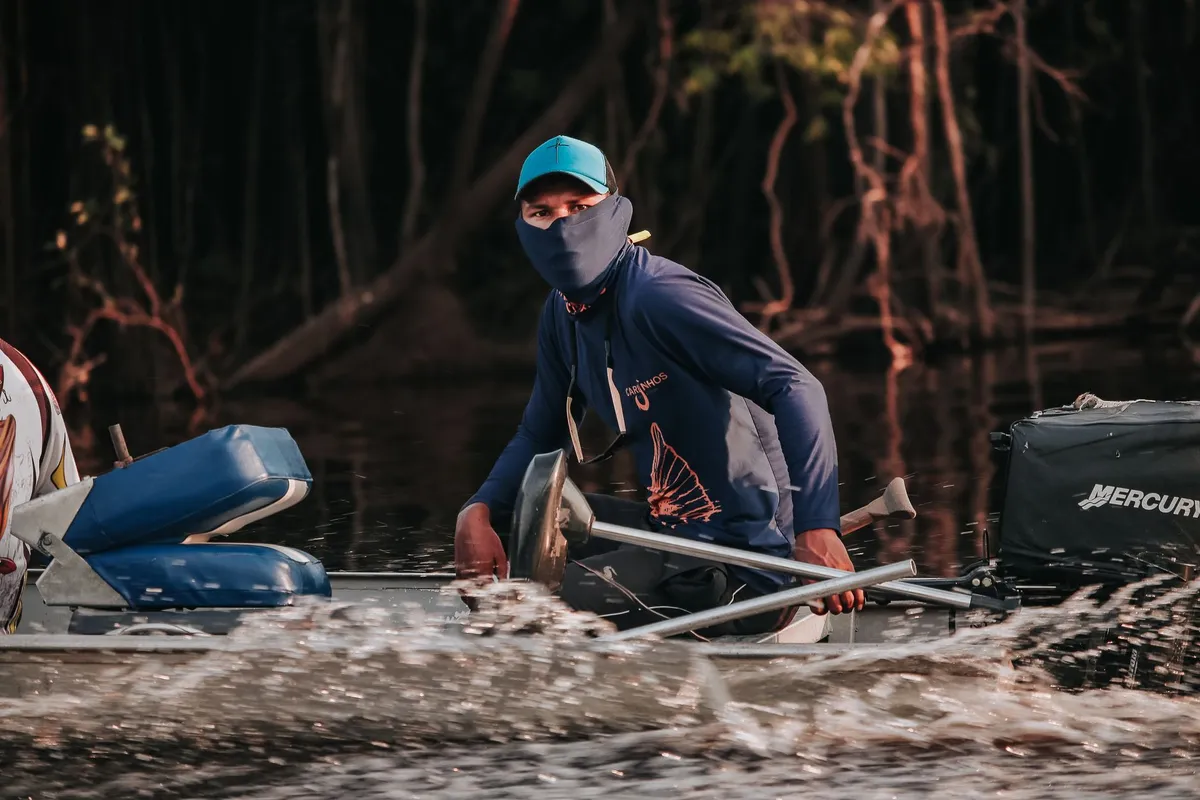 Barco navegando por igarapé na floresta amazônica próximo a Manaus