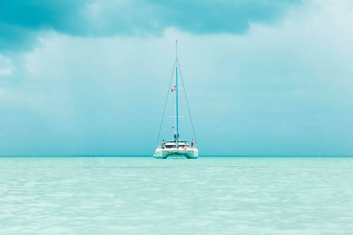 Catamarã em mar raso e claro