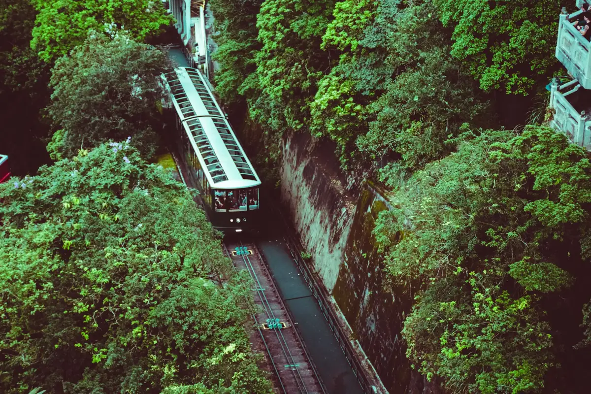 Peak Tram subindo para o Victoria Peak em Hong Kong