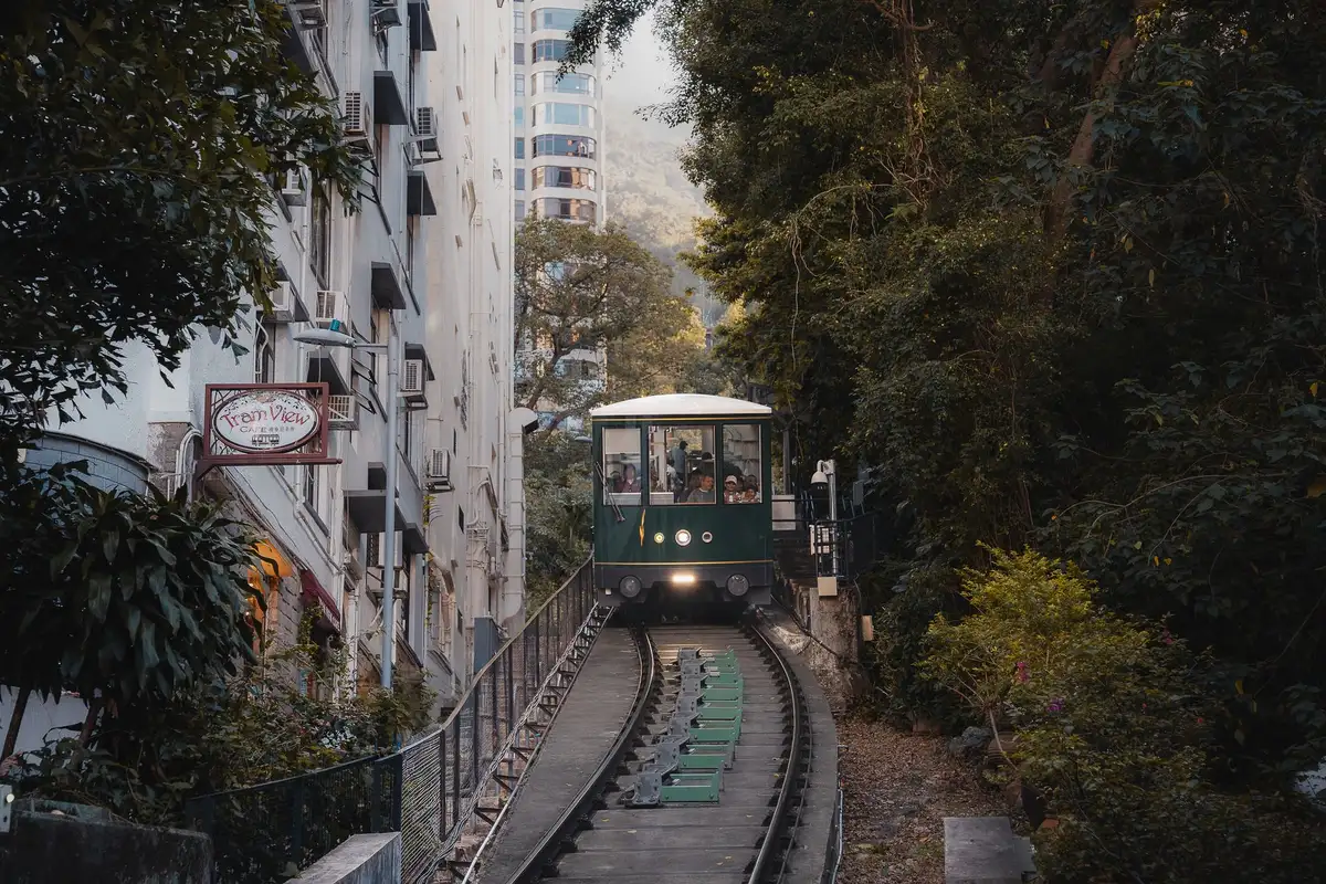Peak Tram subindo a encosta verde do Victoria Peak