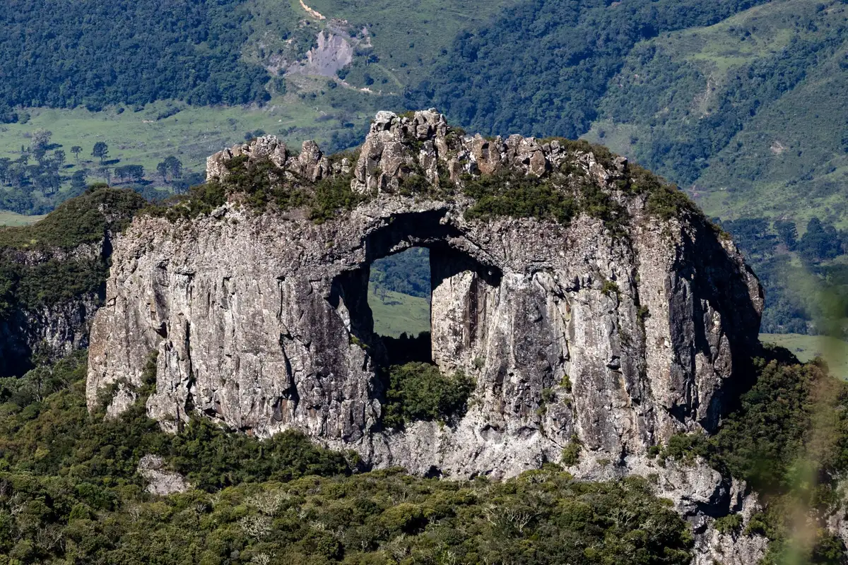 Pedra Furada, formação rochosa com abertura natural no Morro da Igreja, em Urubici, Santa Catarina
