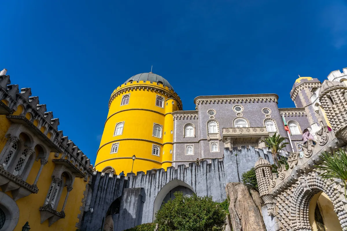 Detalhe da fachada amarela do Palácio da Pena