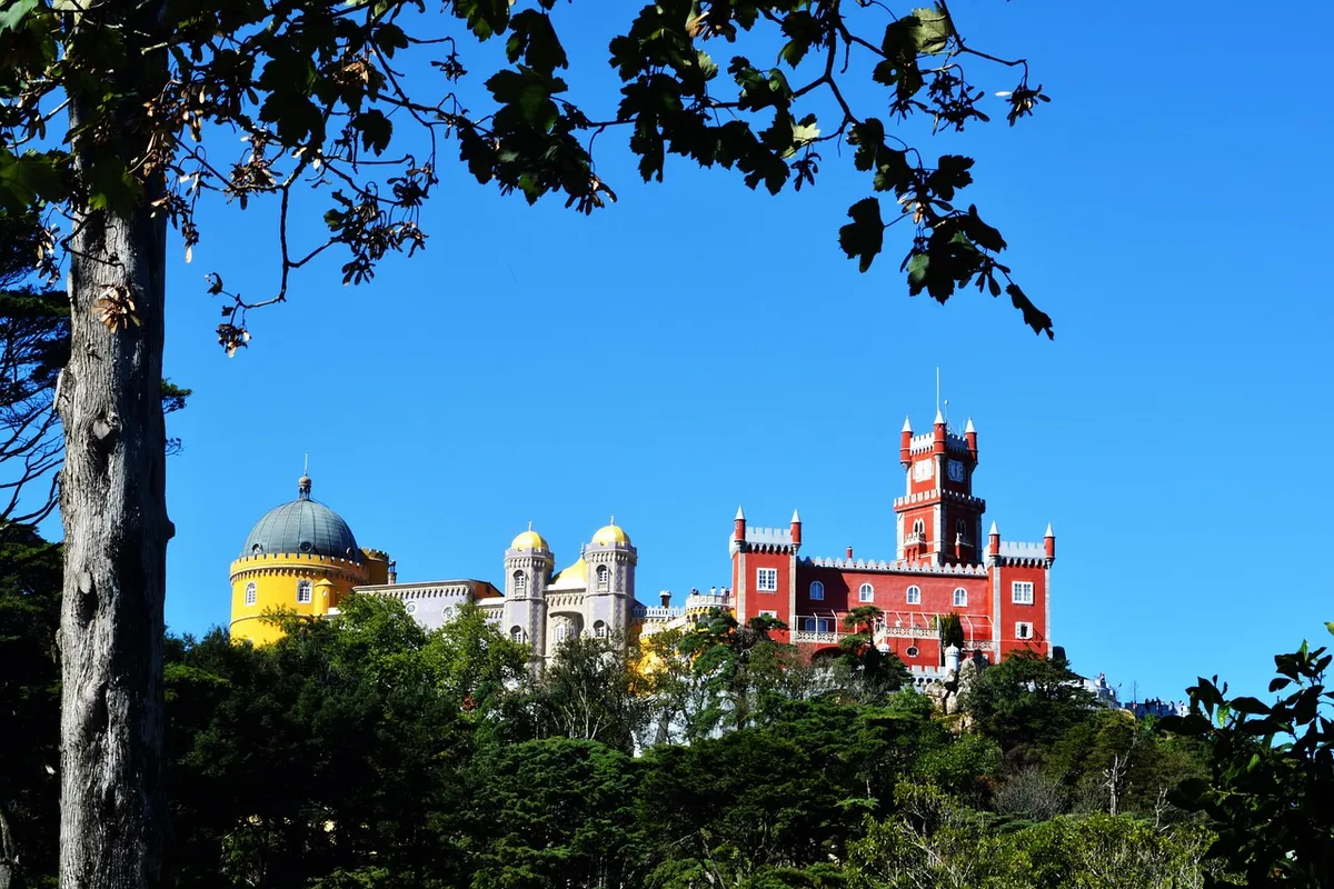 Vista ampla do Palácio da Pena em Sintra