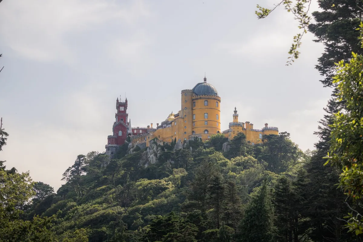 Palácio da Pena em Sintra visto entre a vegetação