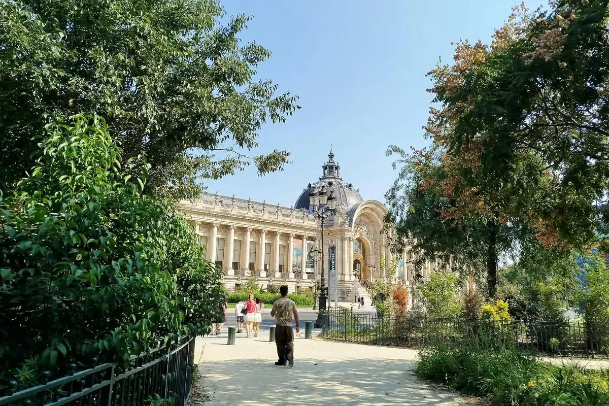 Caminho ajardinado junto ao Petit Palais em Paris