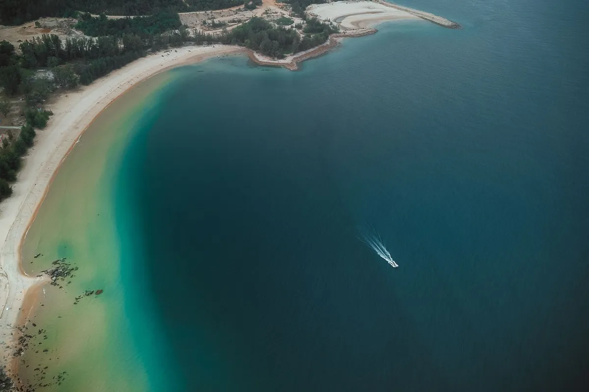 Vista aérea de praia com água turquesa em Phuket
