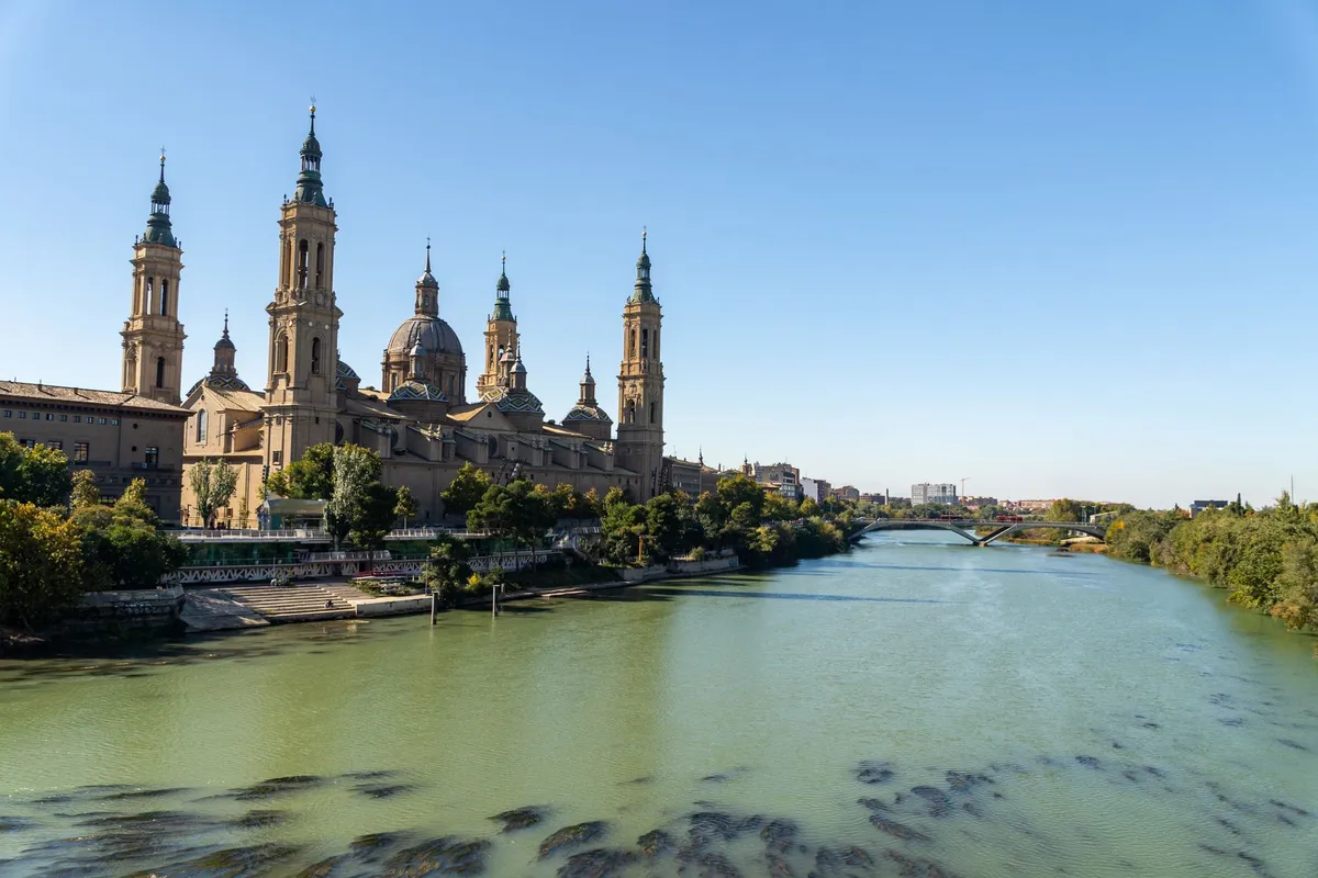 Basílica do Pilar e rio Ebro em Saragoça