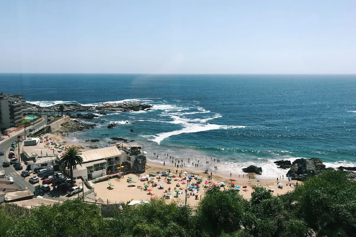 Faixa de areia e mar em Playa Cochoa, Viña del Mar