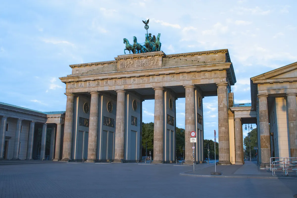 Portão de Brandemburgo de dia com turistas na Pariser Platz