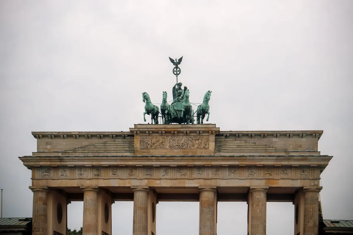 Portão de Brandemburgo em Berlim visto de frente com a Quadriga no topo