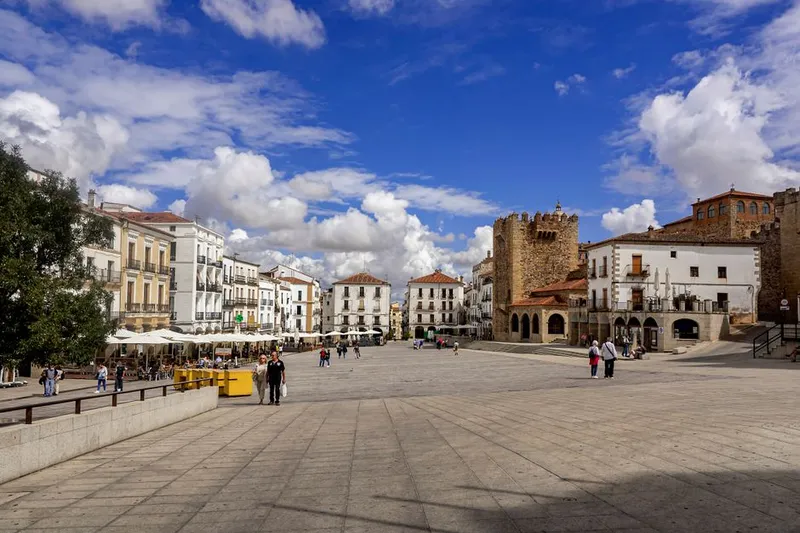 Praça na cidade monumental de Cáceres