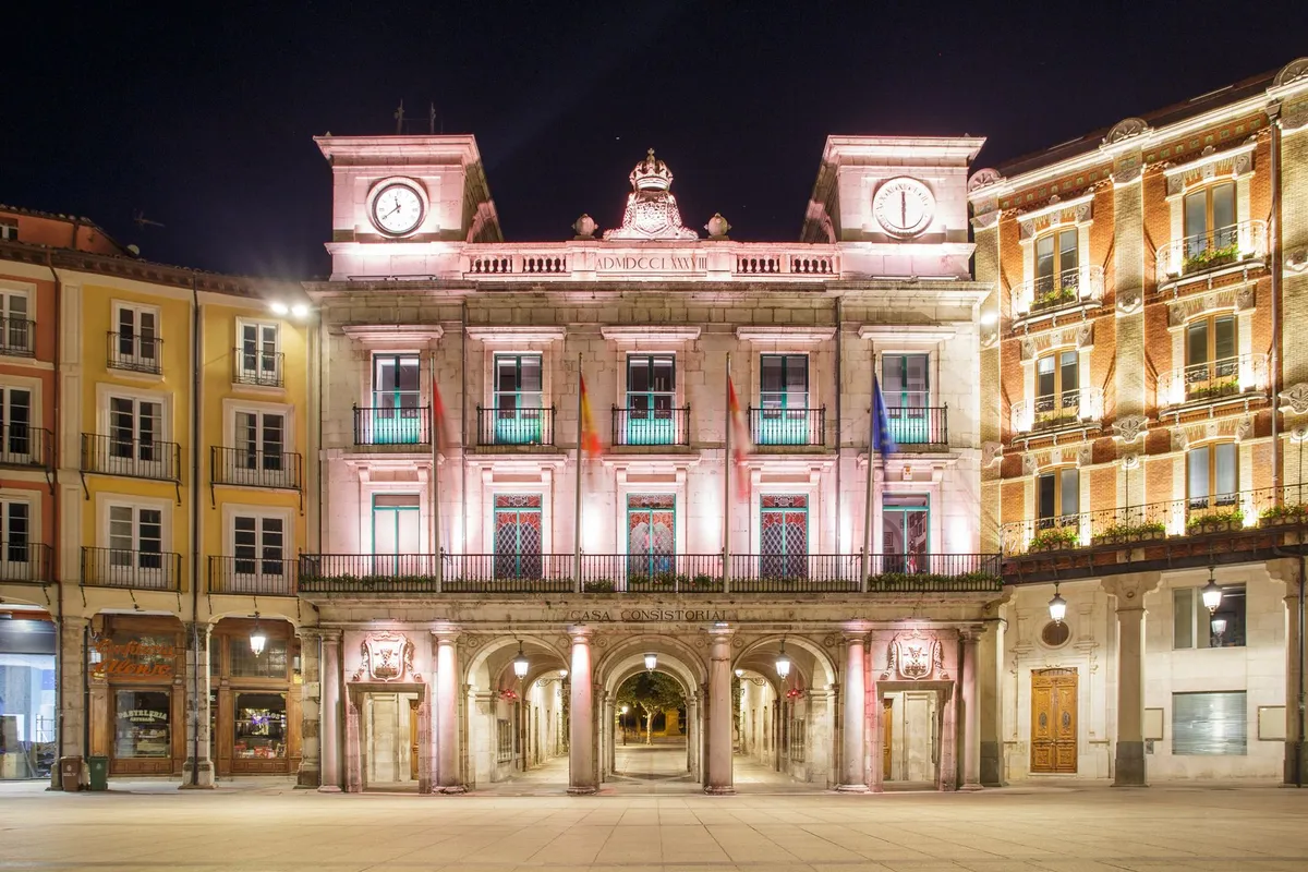 Casa Consistorial iluminada na Plaza Mayor de Burgos