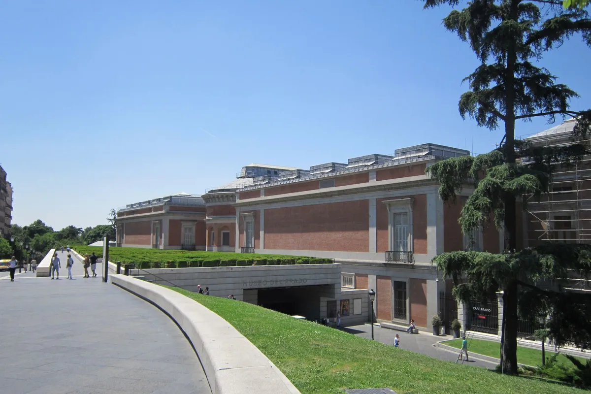 Edifício do Museu do Prado visto pela área do Jardim dos Jerónimos em Madrid