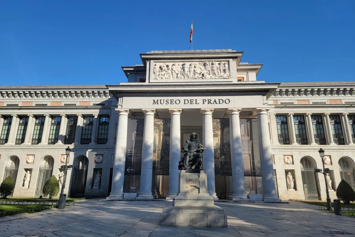 Fachada principal do Museu do Prado, com a inscrição Museo del Prado e estátua de Velázquez