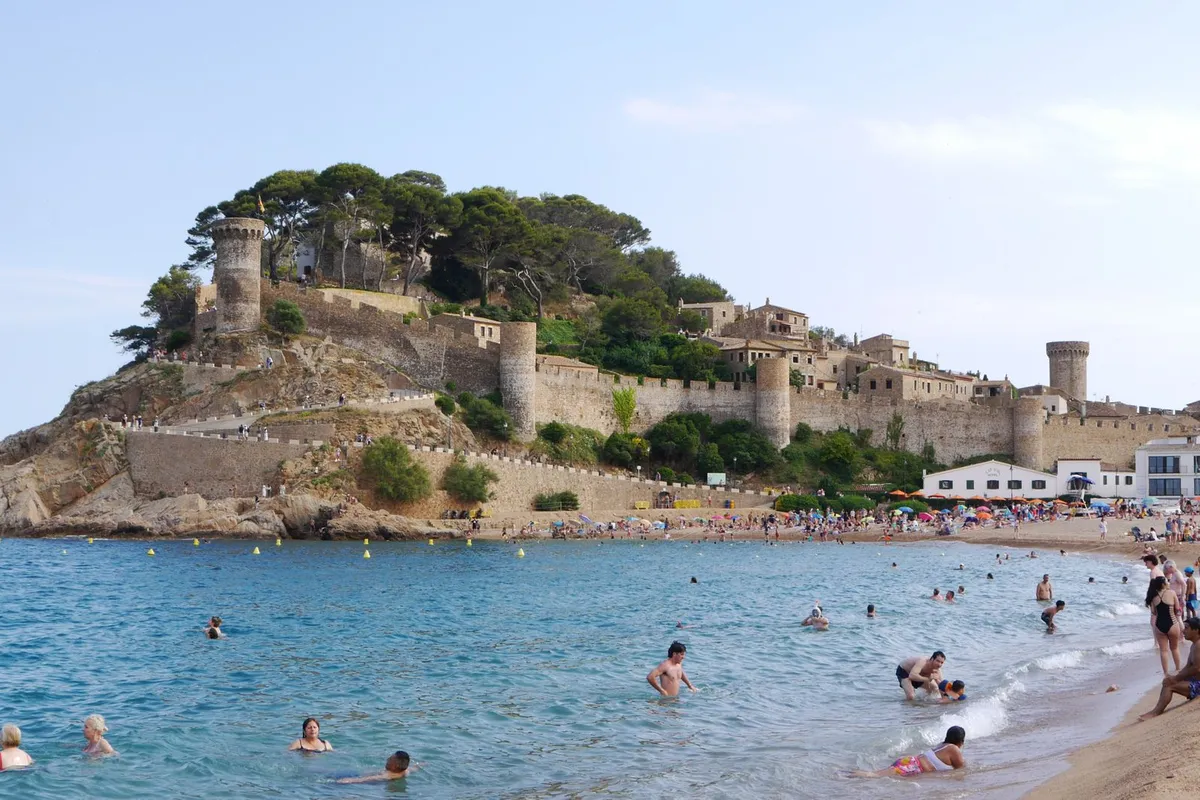 Praia Gran e muralhas de Tossa de Mar