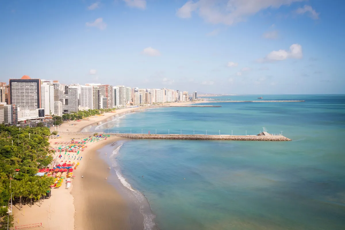 Orla e mar da Praia de Iracema, em Fortaleza, cenário do réveillon