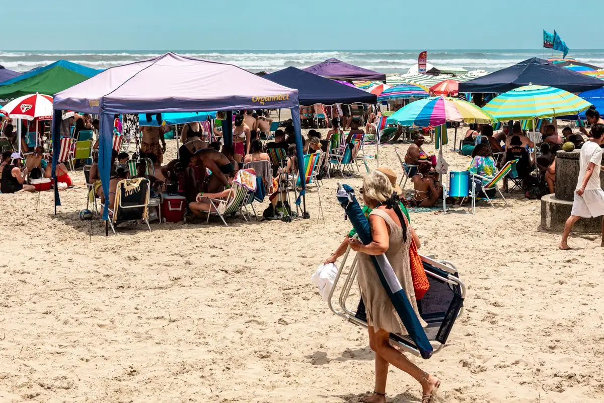 Multidão em praia lotada durante festa de réveillon