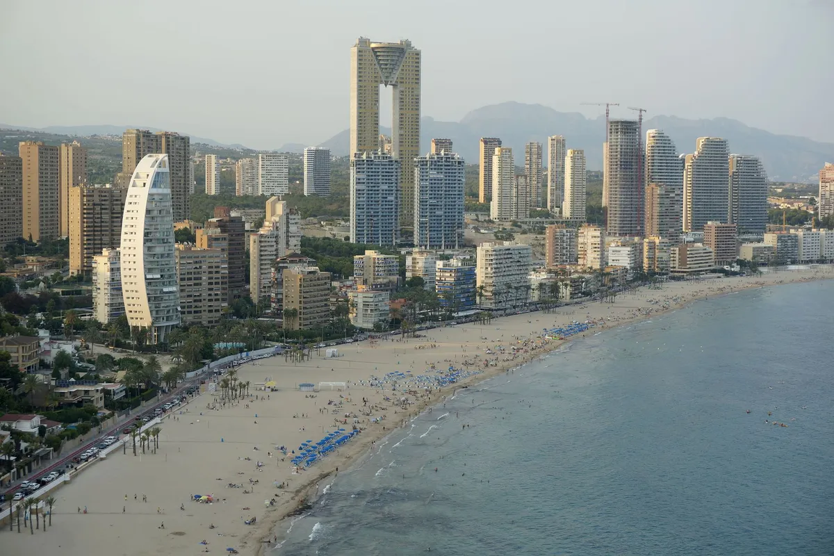 Praia de Benidorm com edifícios à beira-mar