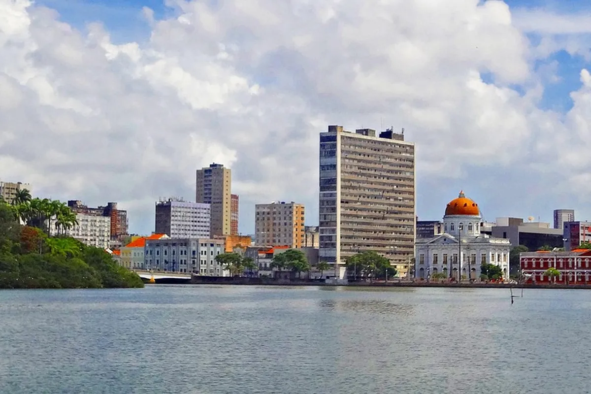 vista panorâmica do centro do Recife e do rio Capibaribe durante o dia