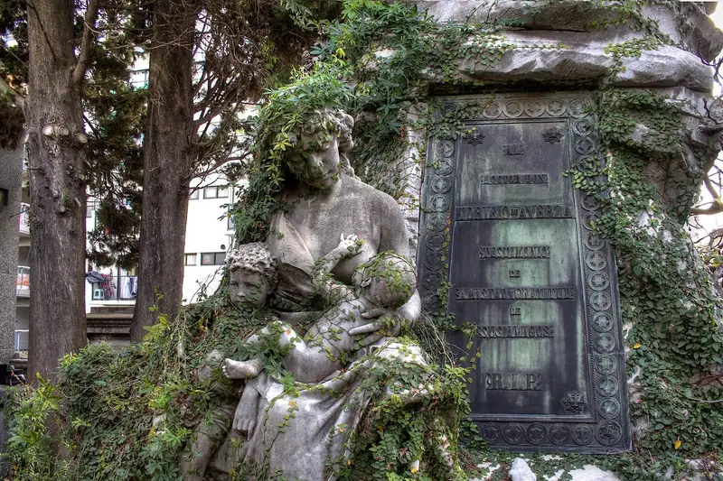 Detalhe arquitetônico de mausoléu na Recoleta