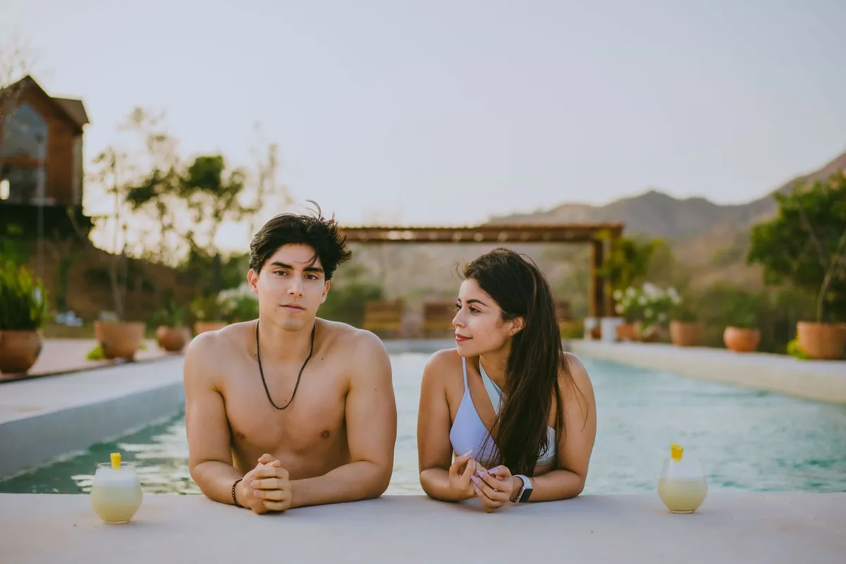casal relaxando na piscina de resort adults-only