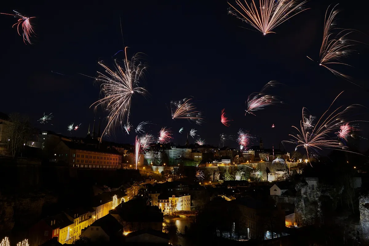 Fogos coloridos em celebração ao ar livre