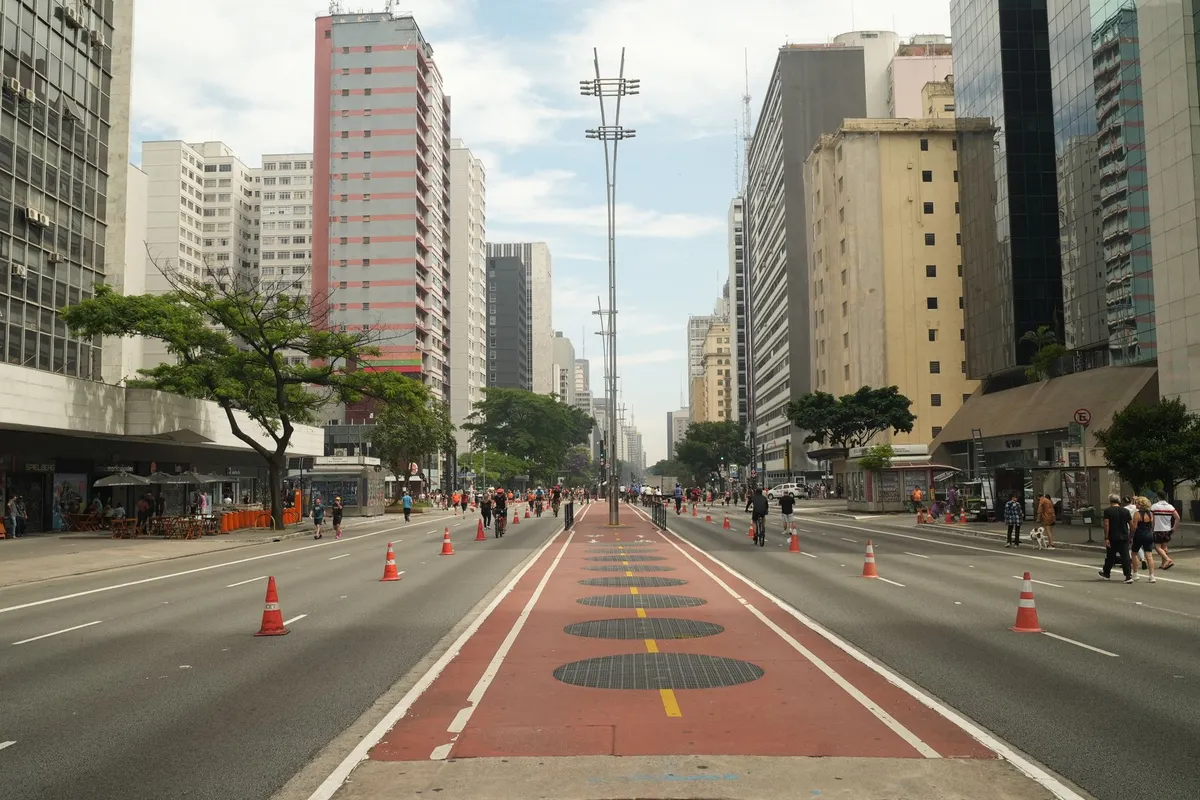 Multidão na Avenida Paulista durante o réveillon em São Paulo