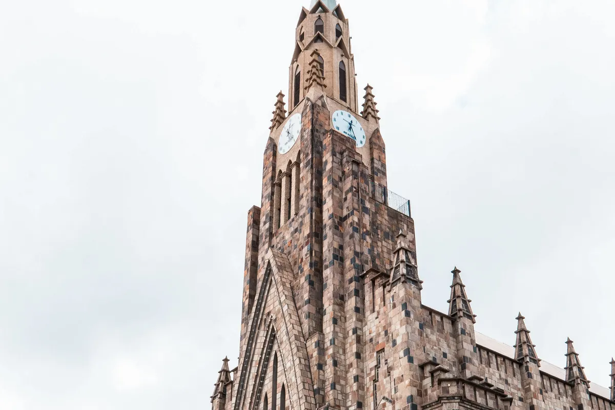 Catedral de Pedra de Canela vista da praça em dia nublado