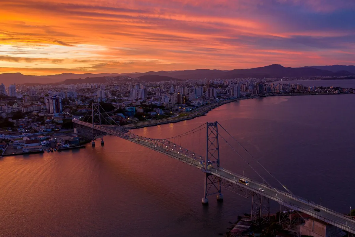 Ponte Hercílio Luz e Beira-Mar de Florianópolis ao pôr do sol