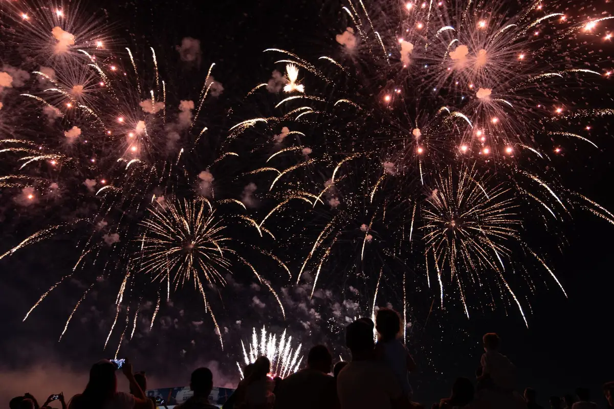 Multidão observa espetáculo de fogos de artifício na virada do ano