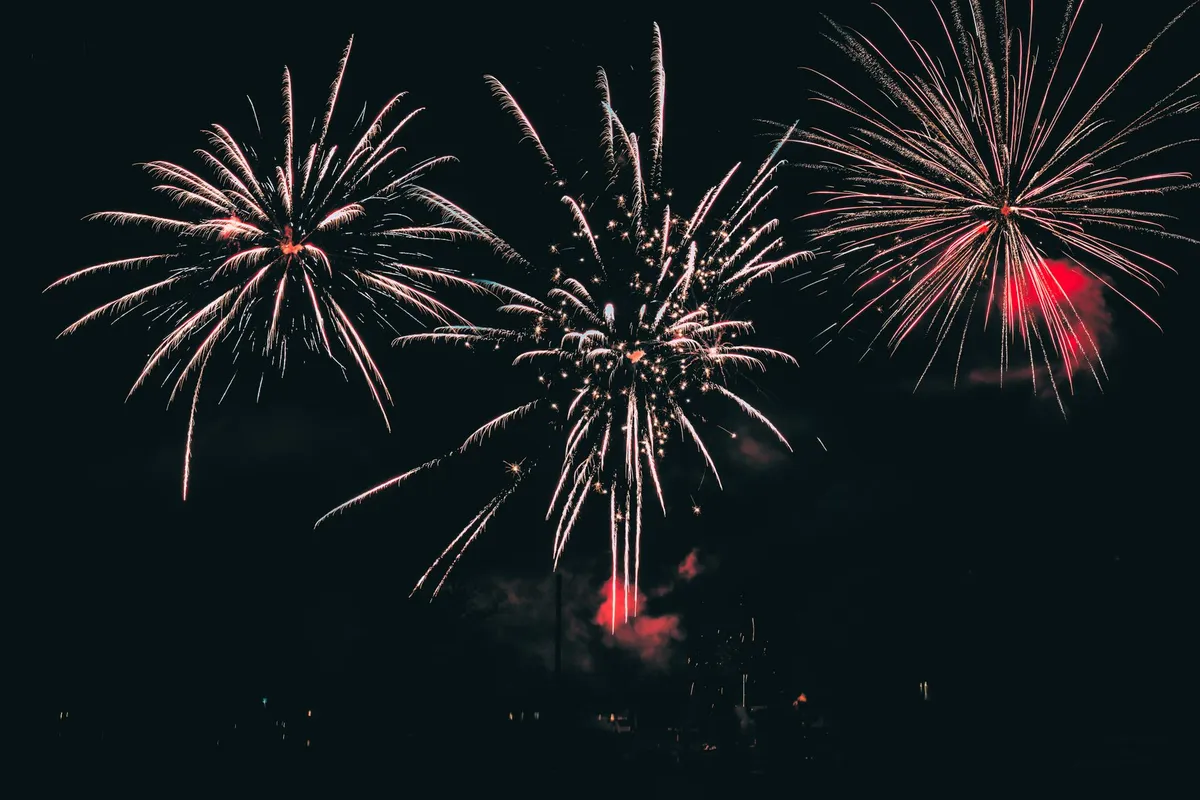 Fogos de artifício explodindo sobre a Torre Eiffel, cena típica da virada de ano em Paris