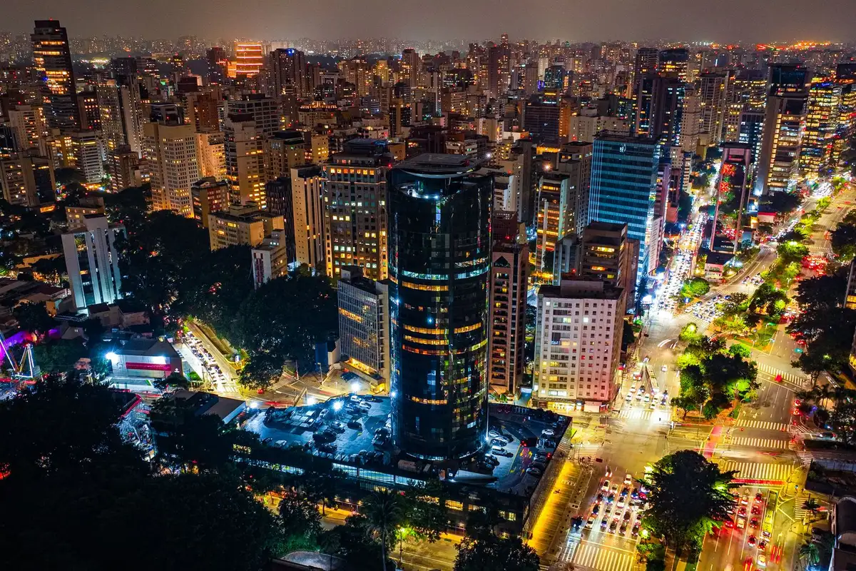 Vista aérea noturna de São Paulo com prédios iluminados