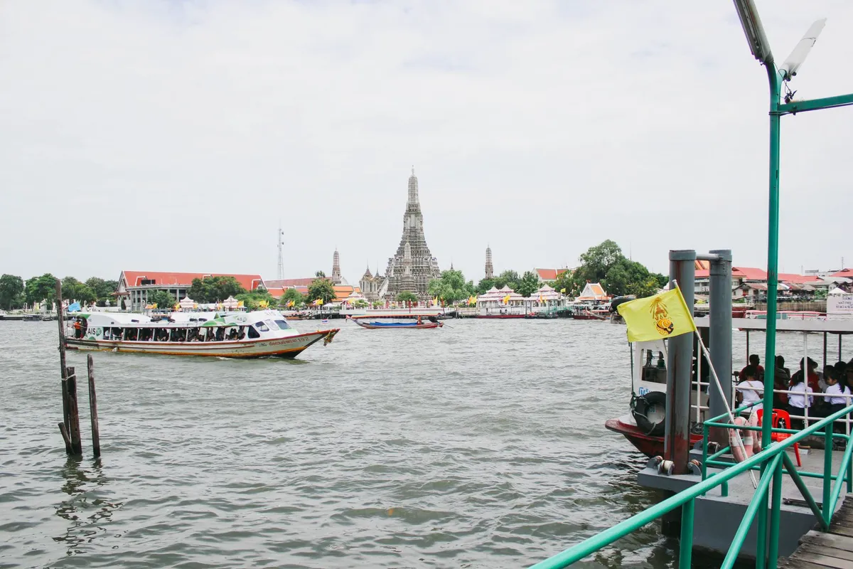 Rio Chao Phraya em Bangkok próximo ao Wat Arun