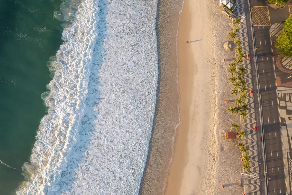 Vista aérea da orla de Copacabana no Rio de Janeiro ao amanhecer