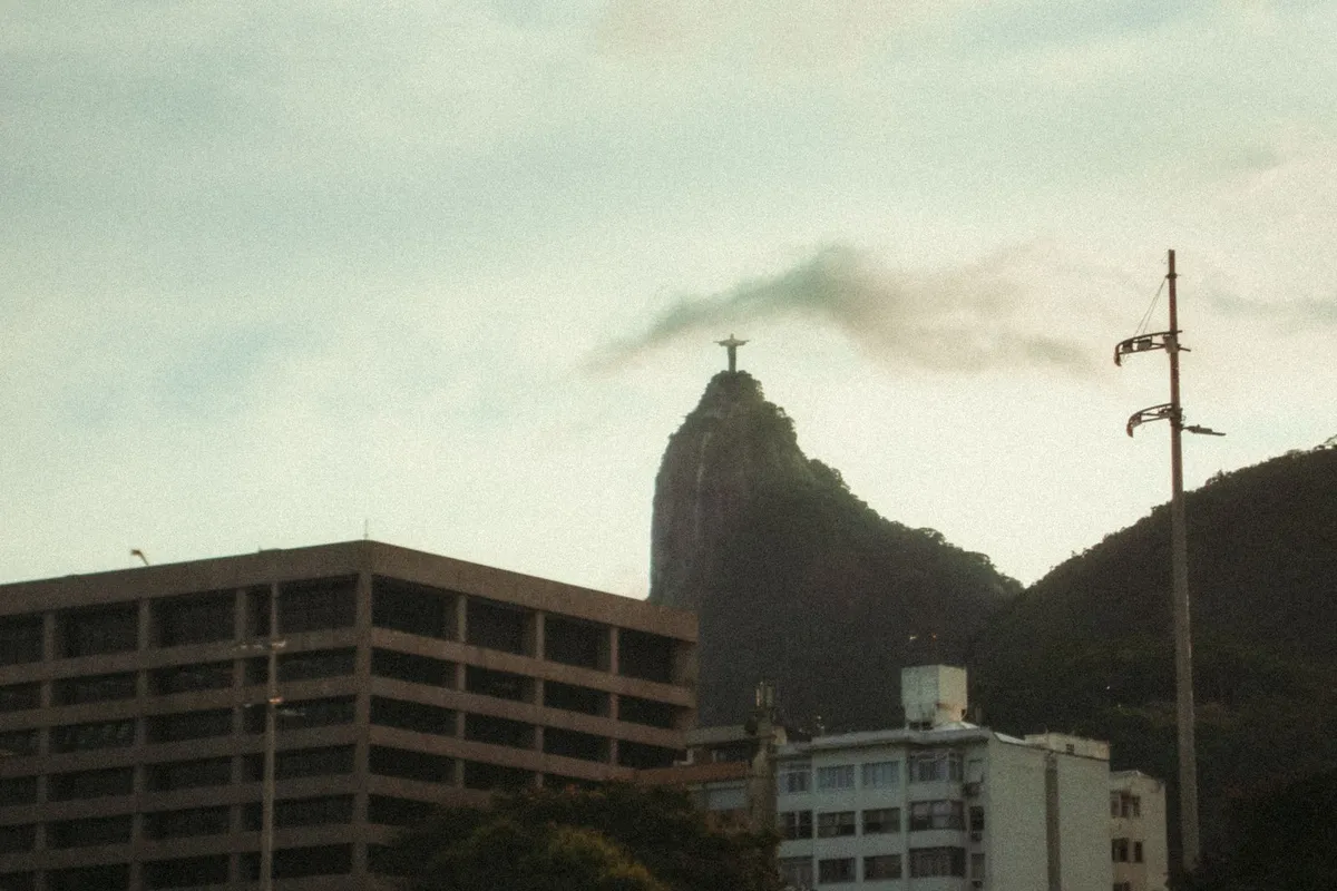Estátua do Cristo Redentor no alto do Corcovado com o Rio de Janeiro ao fundo