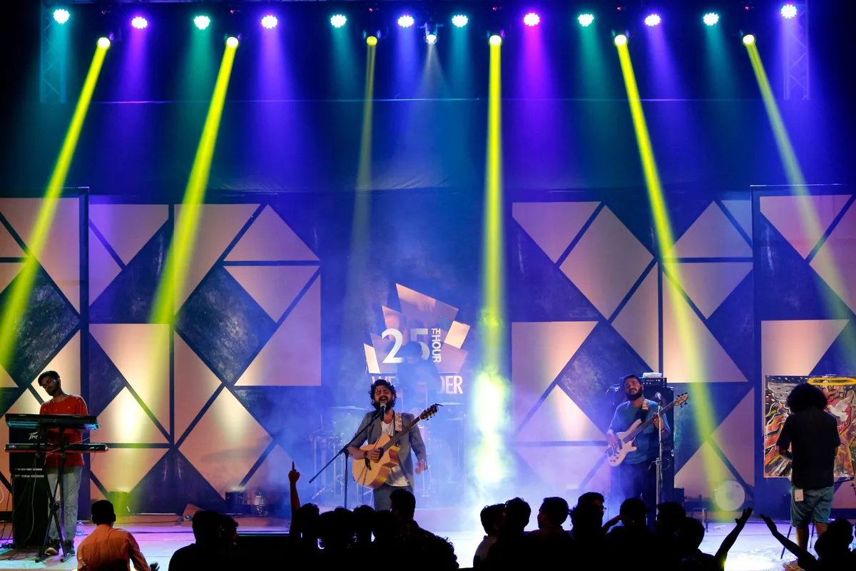 Músico se apresenta no palco durante show