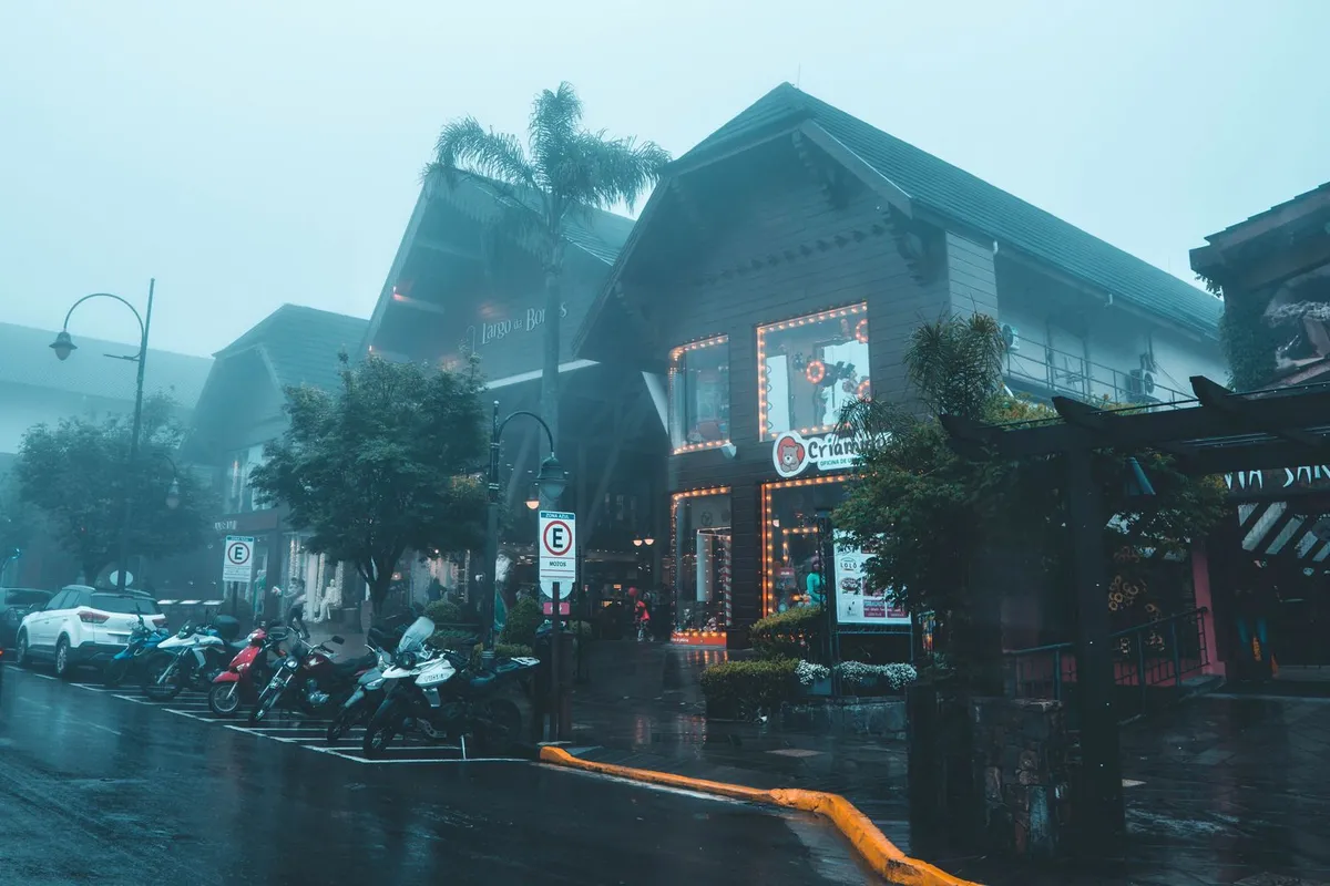 Ruas do centro de Gramado com prédios e arborização perto da Rua Torta