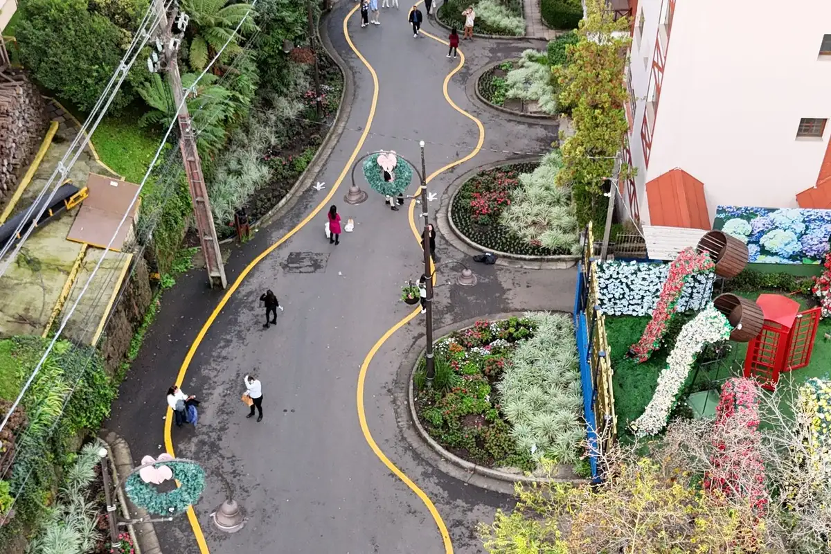 Rua sinuosa e florida no centro de Gramado, conhecida como Rua Torta