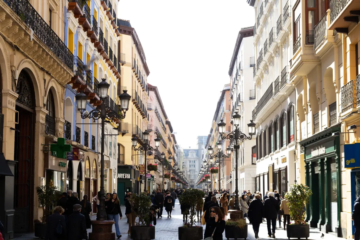 Rua movimentada do centro histórico de Saragoça