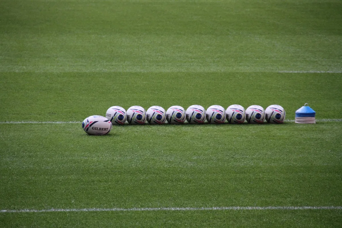 Bolas de rugby em campo antes de competição