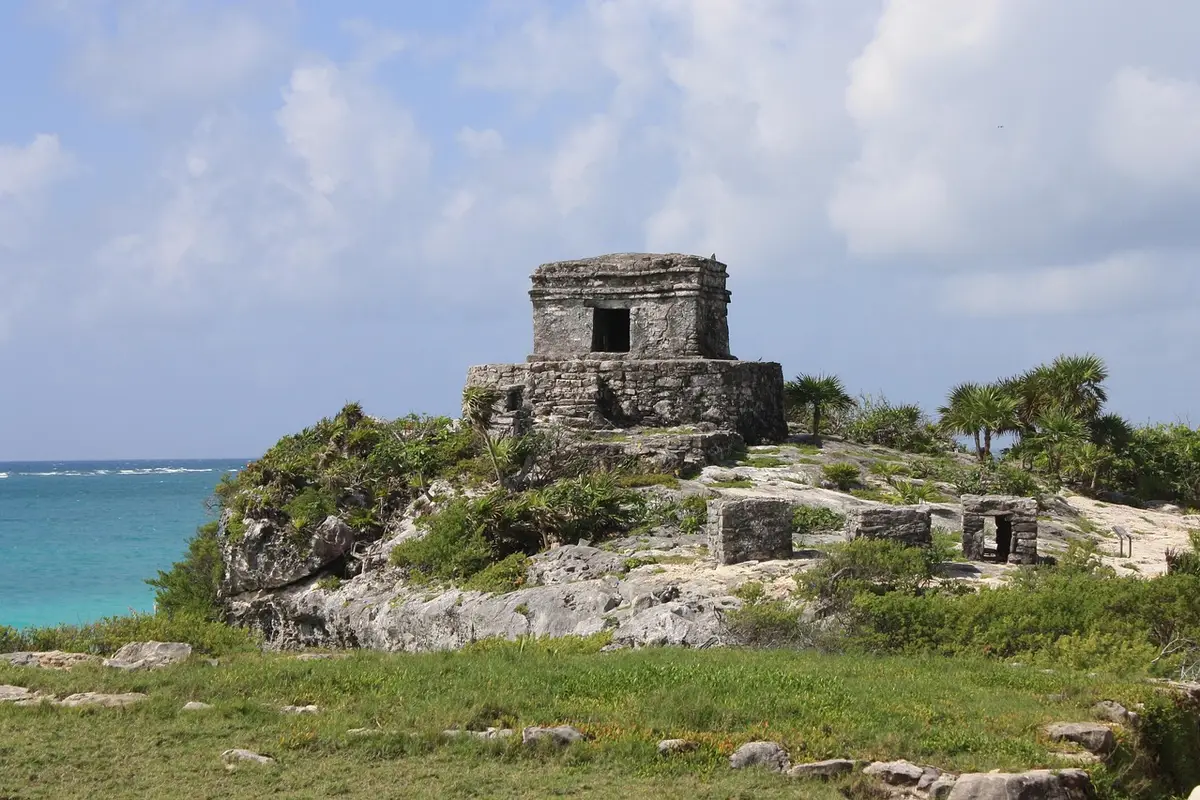 Vista geral da zona arqueológica de Tulum com estruturas de pedra maia