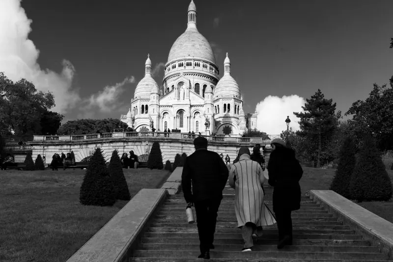 Escadaria em direção à Basílica de Sacré-Cœur em Paris