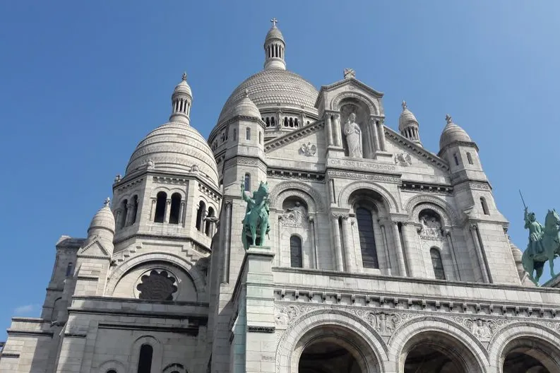 Fachada da Basílica de Sacré-Cœur em Montmartre, Paris