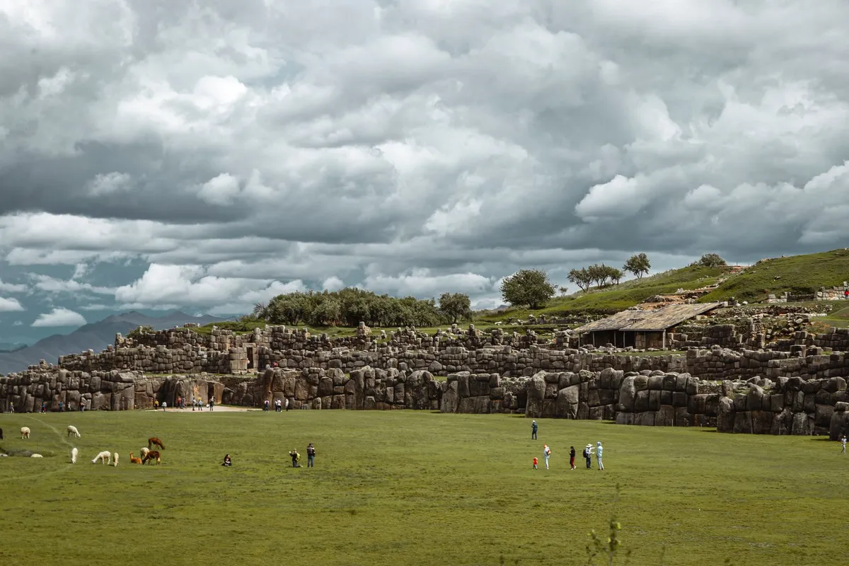 Muralhas de pedra da fortaleza inca de Sacsayhuamán, em Cusco