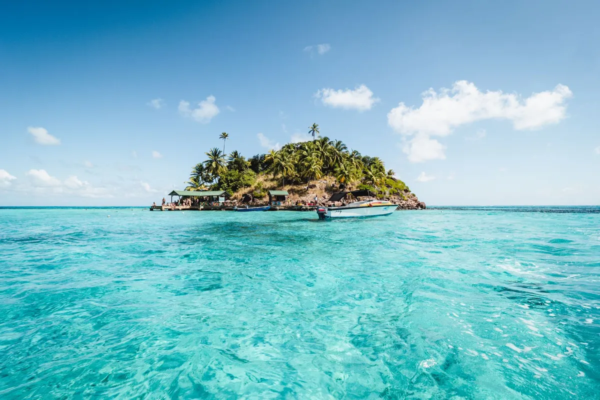Ilhota de Johnny Cay vista do alto, cercada pelo mar do Caribe em San Andrés