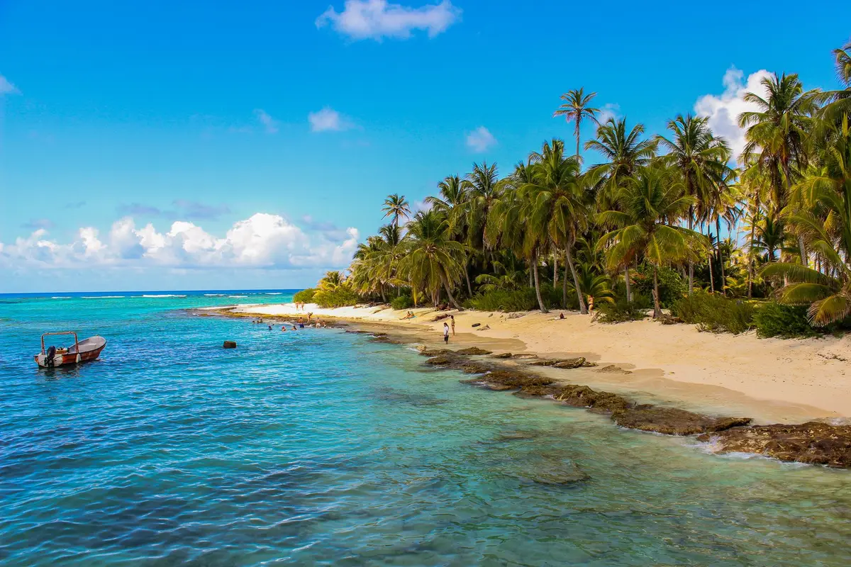 Praia de San Andrés com palmeiras e areia branca no Caribe colombiano