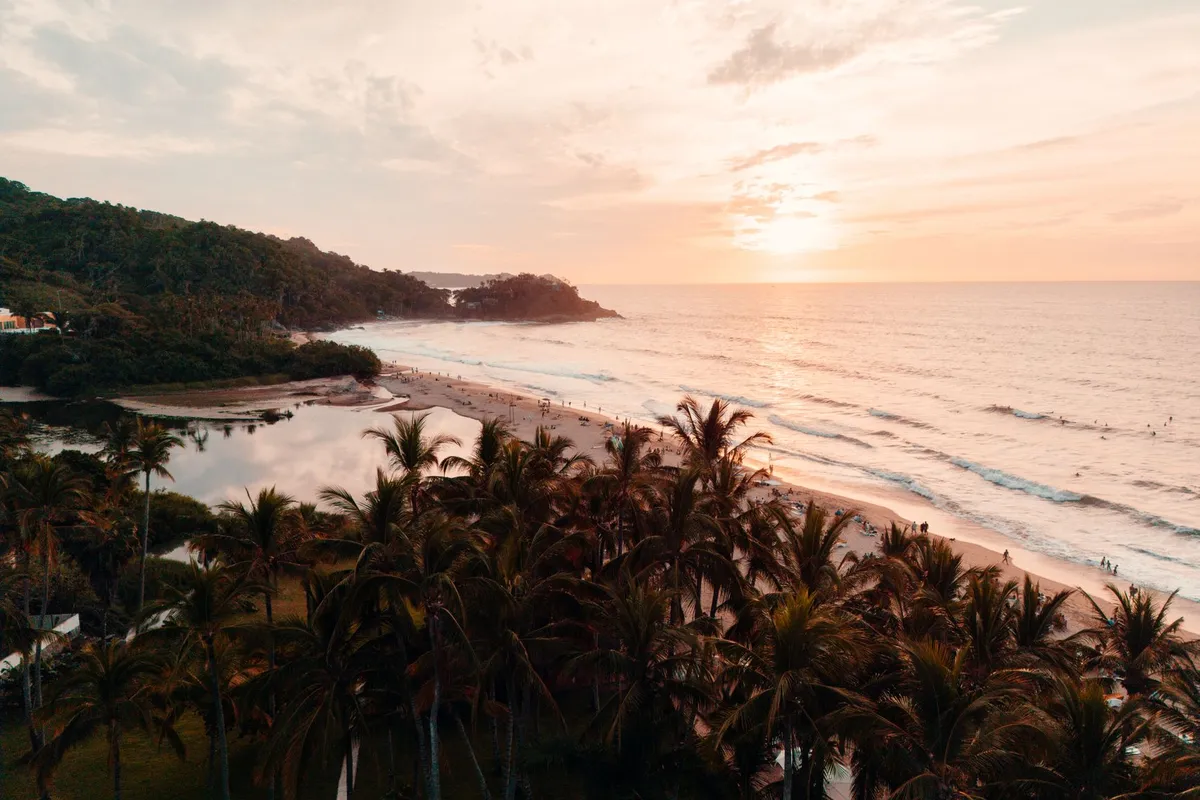 Praia do Pacífico na Riviera Nayarit ao entardecer
